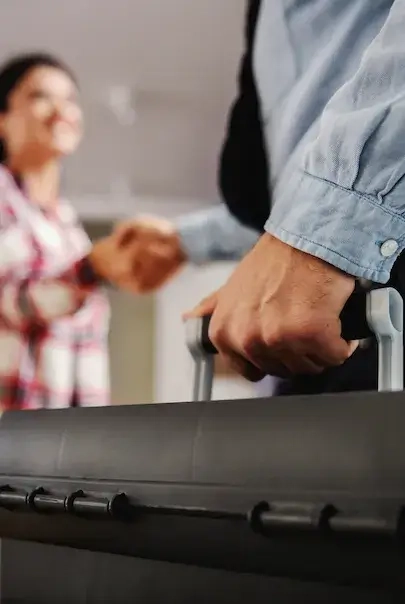 Personas hablando sobre unos planos de trabajo #5