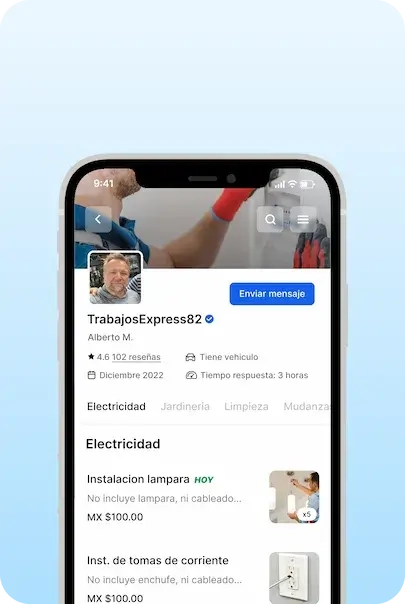 Personas hablando sobre unos planos de trabajo #2