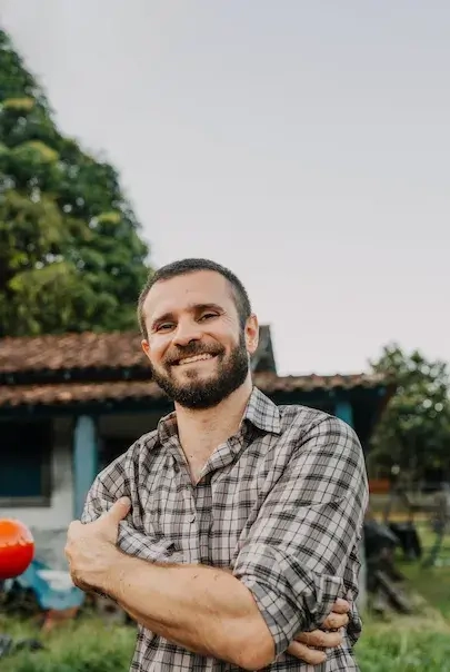 Personas hablando sobre unos planos de trabajo #3