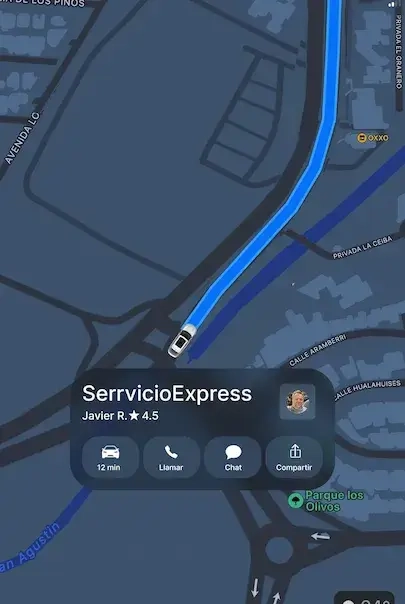 Personas hablando sobre unos planos de trabajo #4